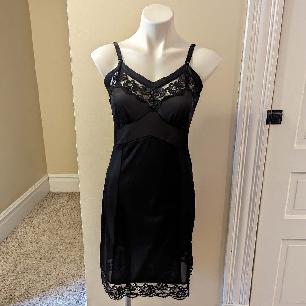 Vintage black fitted dress slip with pretty lace trim size S